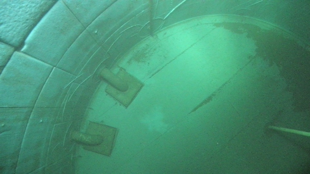 Wnętrze zbiornika ppoż - inspekcja powłoki i poszycia ścian dronem ROV